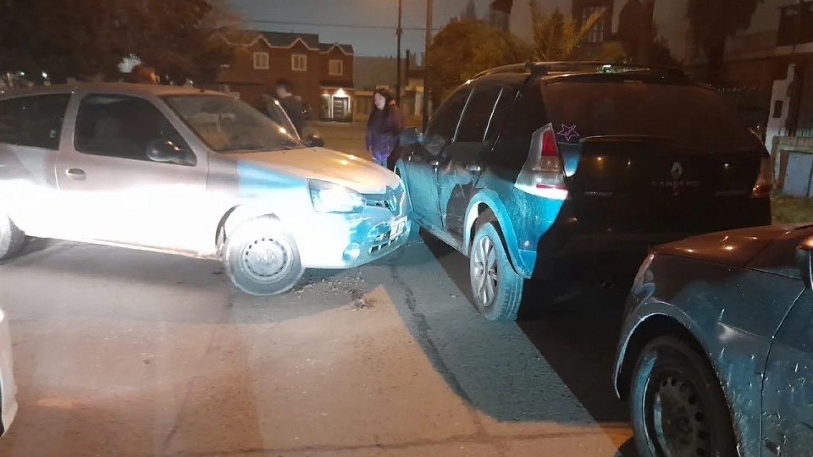 Le sacó el auto a su papá, manejó por las calles  sin carnet y terminó chocando